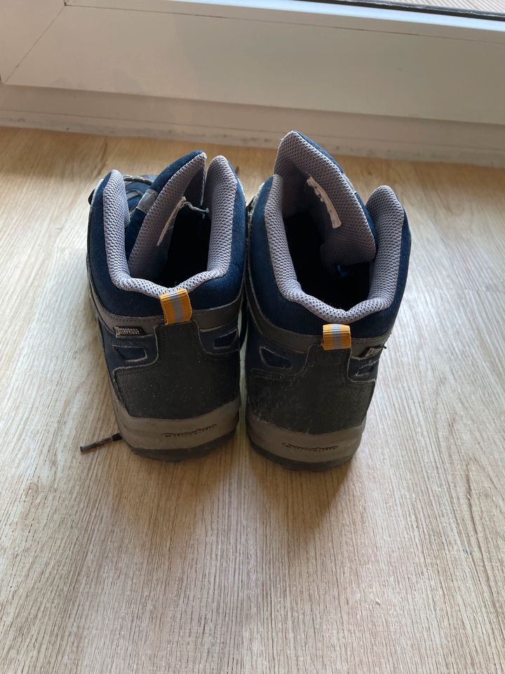 DECATHLON mountain boots size 40 in Hamburg