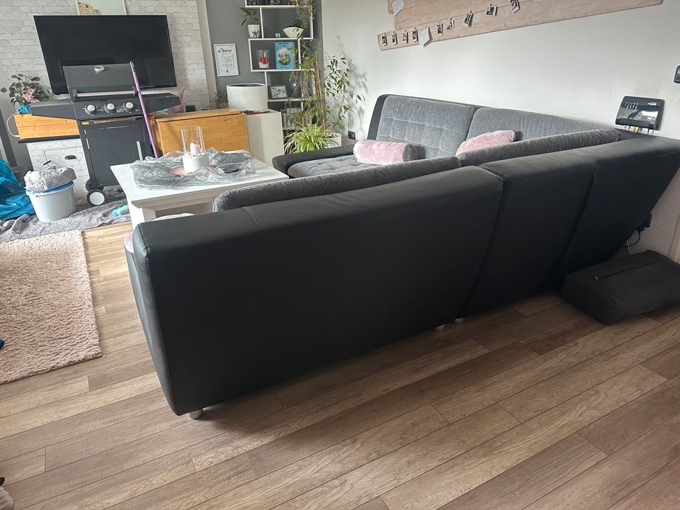 Couch , Sofa Wohnzimmer schwarz Kunstleder/ grau Stoff in Gelsenkirchen