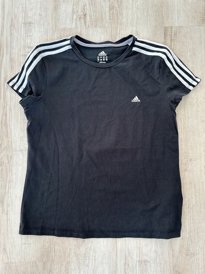 Schwarzes Adidas T Shirt Gr. L 42/44 in Montabaur