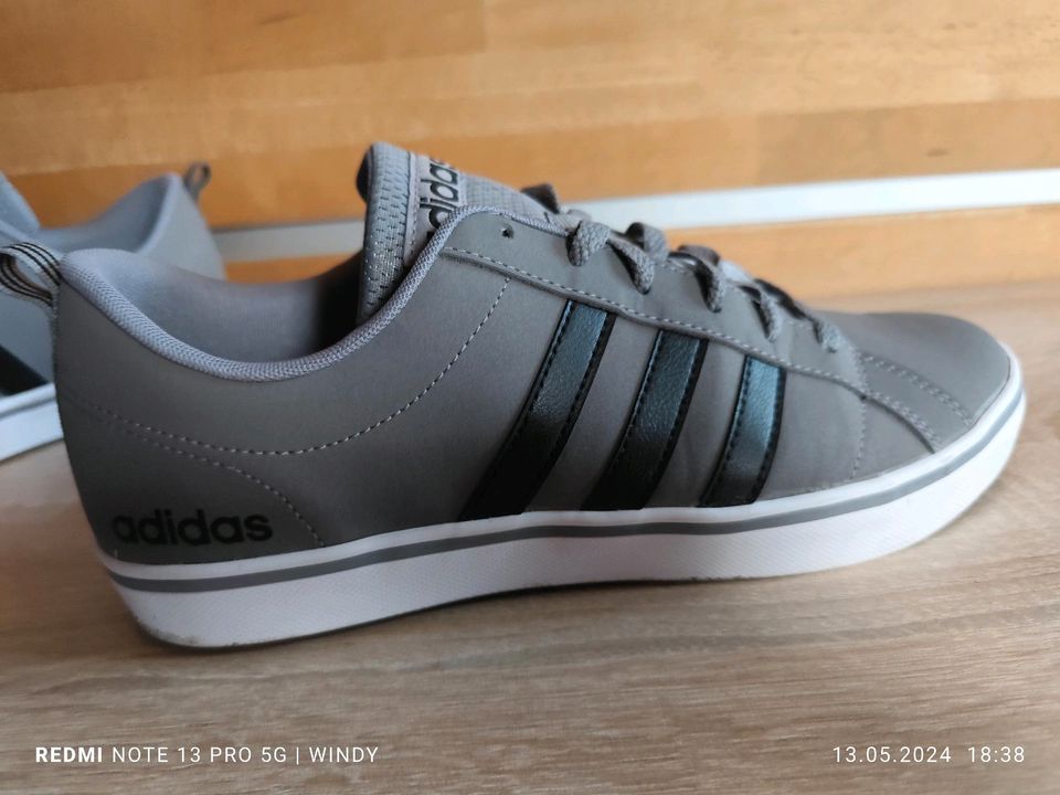 Adidas Schuhe in Straelen