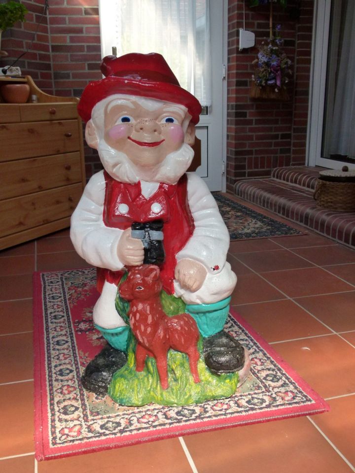 Jäger Gartenzwerg Fernglas Rehkitz große schwerge Figur in Blomberg