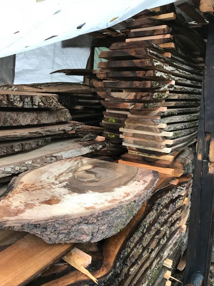 Walnuss Holz aufgesägt getrocknet, Dielen, Bohlen, Bretter, Möbel in Plüderhausen