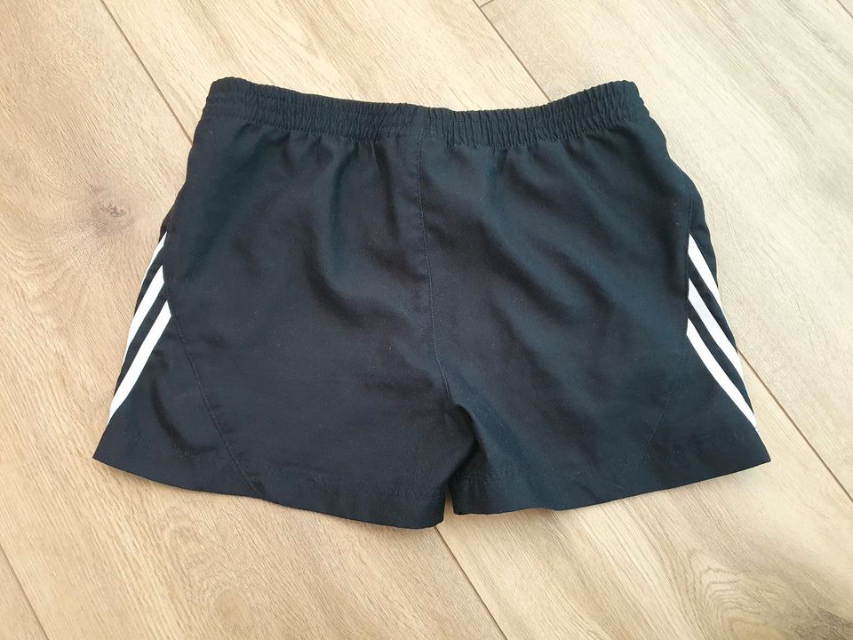 Adidas Shorts kurze Hose schwarz Mädchen Größe 140 in Herzogenaurach