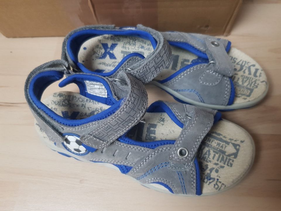 Sandalen mit Fußball Motiv neu Gr. 35 in Achern