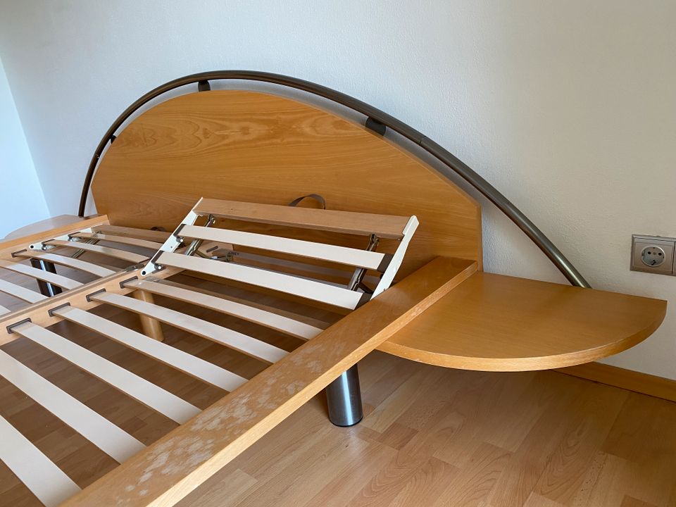 Modernes Doppelbett aus Buchenholz in München