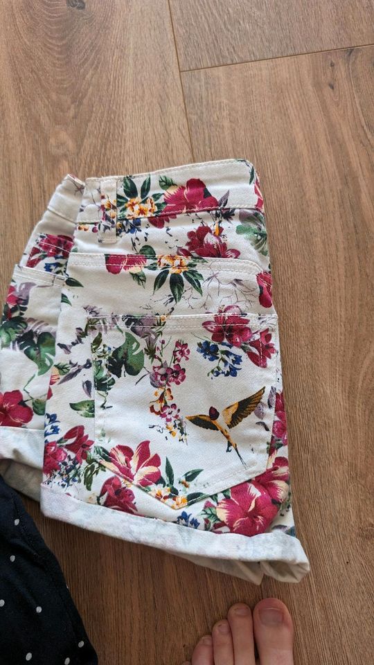 Shorts Floralprint Vögel Blumen in Berlin