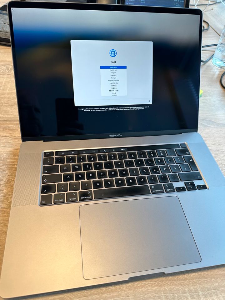 Apple MacBook Pro 16" Touch Bar i9 2,3 GHz - Space Grau 16GB 1TB in Meschede