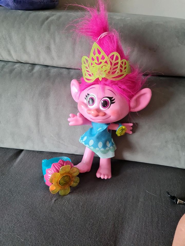 Trolls Poppy interaktive Puppe mit Armband in Kirchheim bei München