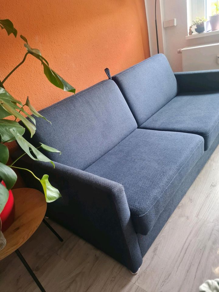 Couch mit schlaffunktion + fußbank mit vertauraum in Waltershausen