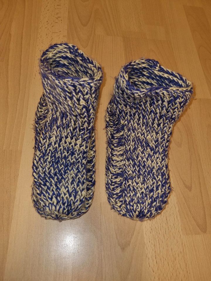 Selbestgestrickte Socken dick warm Hausschuhe in Plön 