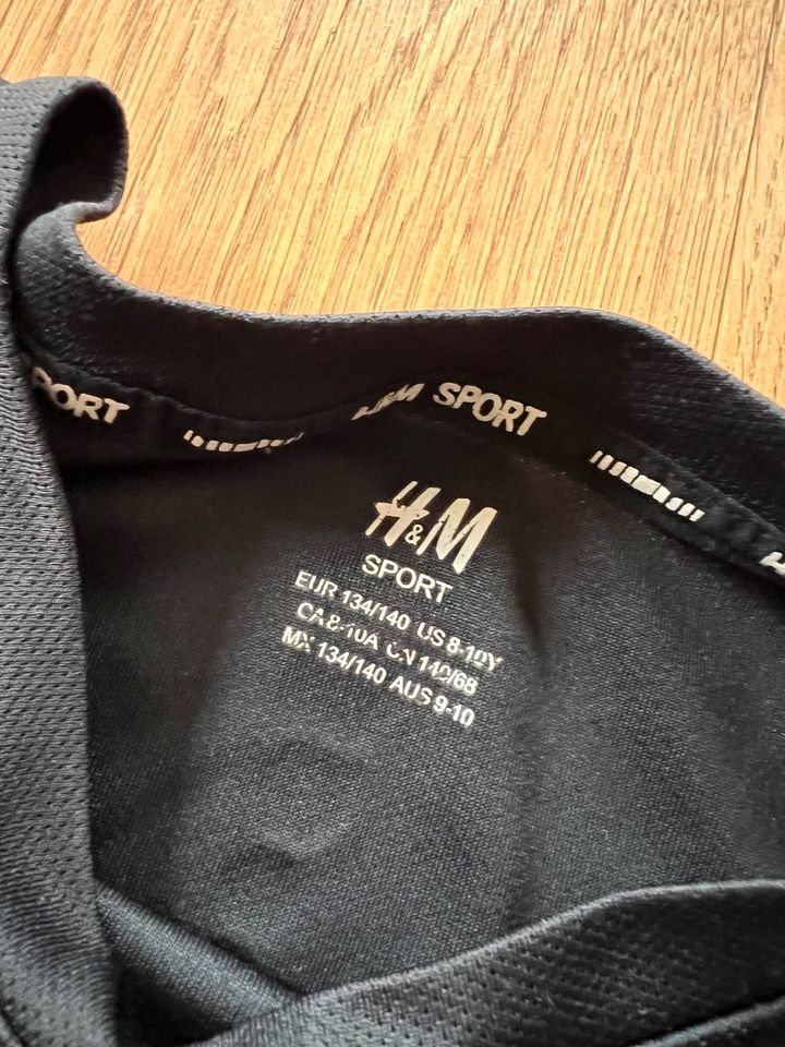 Sport T-Shirt von H&M schwarz Größe 134/140 in Klein Nordende