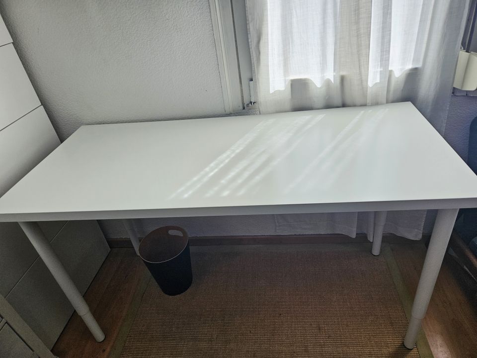 Schreibtisch weiß 140x60 cm (Ikea Lagkapten Platte & Olov Beine) in Stuttgart