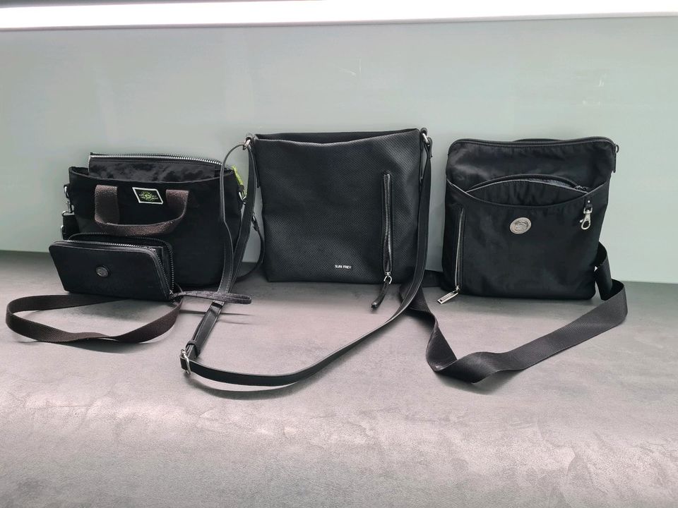 3 top gepflegte schwarze Damen Handtaschen und 1 Portmonee in Dortmund