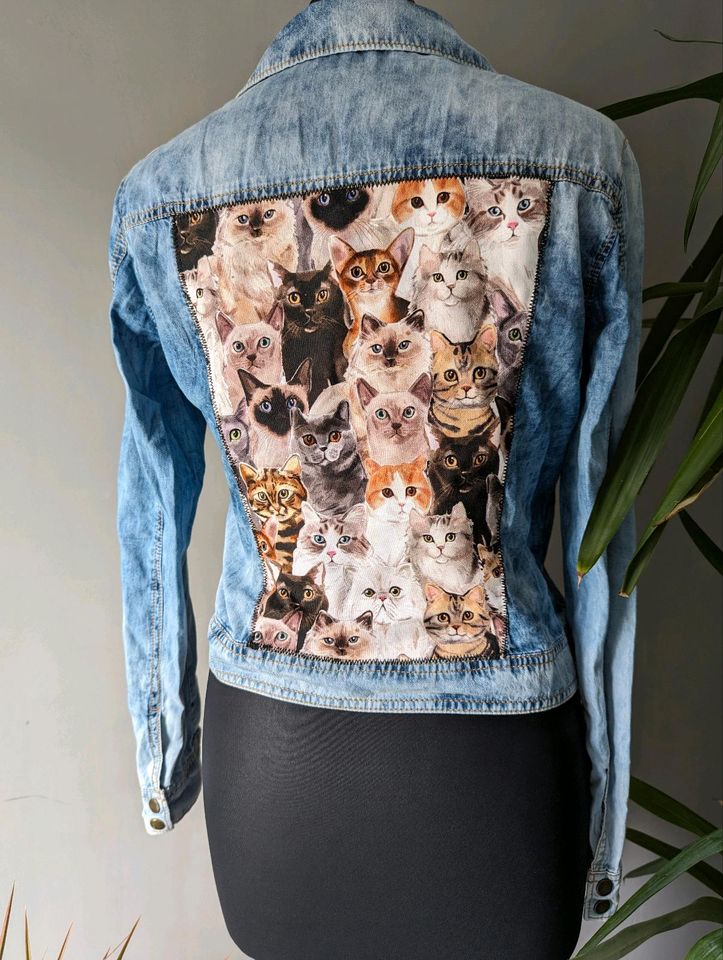 Upcycling Jeansjacke - eingenähter Rücken - Katzen - Gr. S in Öhringen