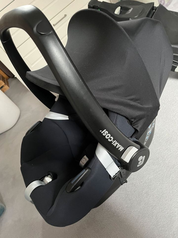 Maxi Cosi Babyschale + Isofix Base in Neuzelle