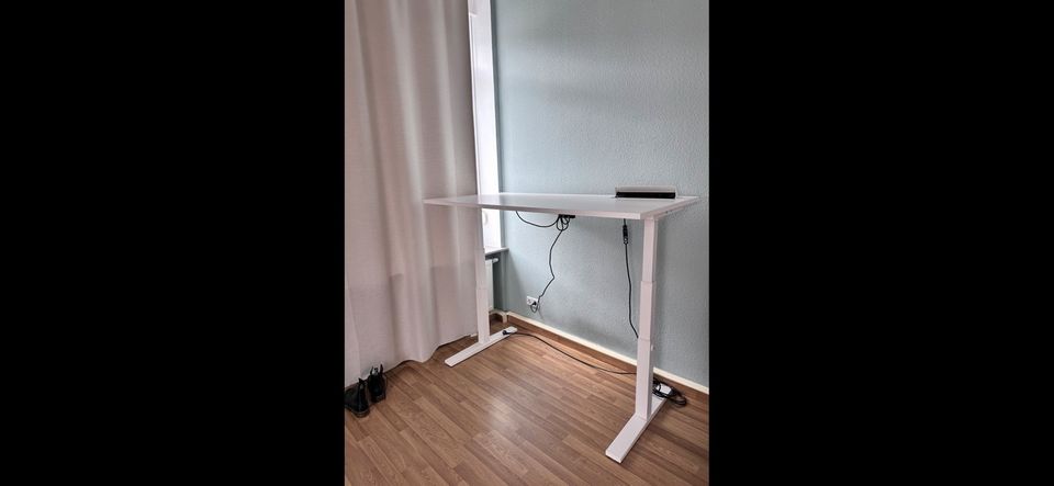 Schreibtisch höhnenverstellbar  mit Stromleiste Desk in Mittweida