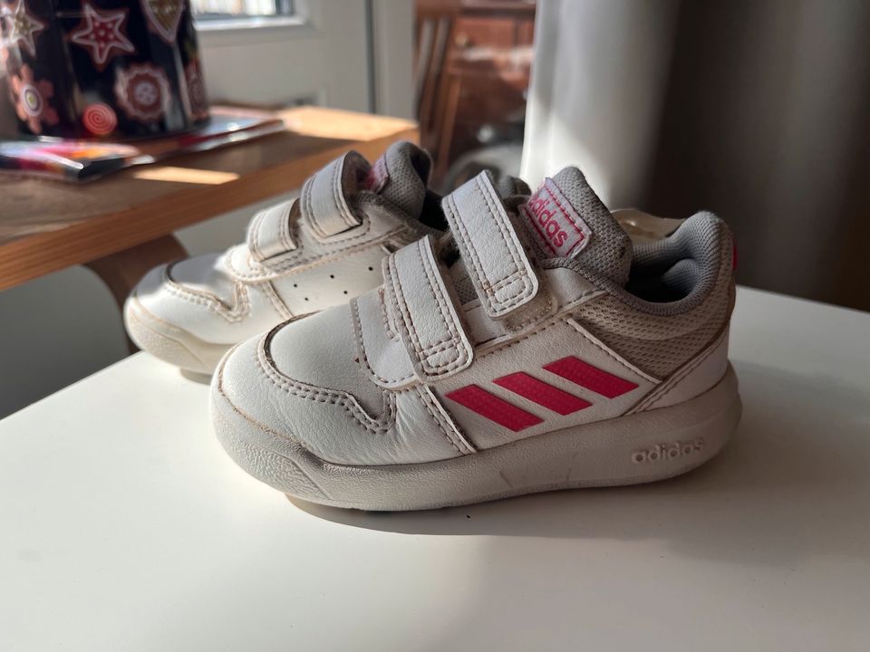 Kinderschuhe Adidas 22 in Heroldstatt