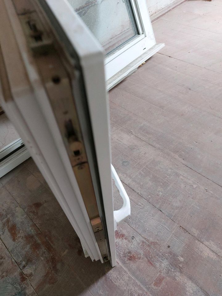 2 Plastikfenster weiß 78×68 cm Rahmenmaß in Weischlitz