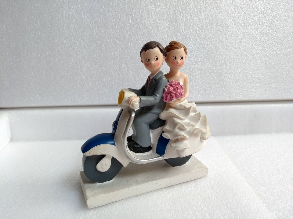 Brautpaar auf Vespa für Hochzeitstorte in Weisenheim am Berg