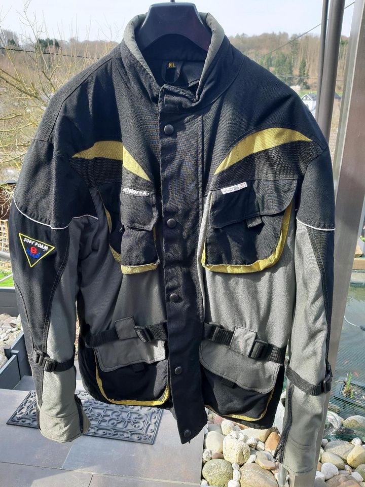 Motorradjacke mit herausnembarer Innenjacke, Größe XL in Wiehl