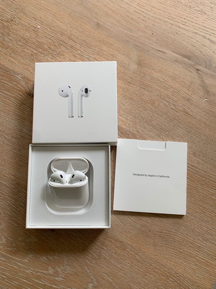 Apple Air Pods Generation 2 in Hamburg