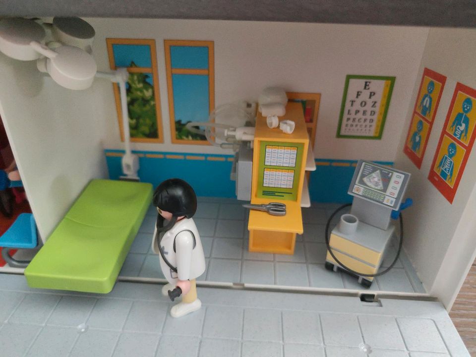 Playmobil tragbare Arztpraxis Krankenhaus in Zemmer