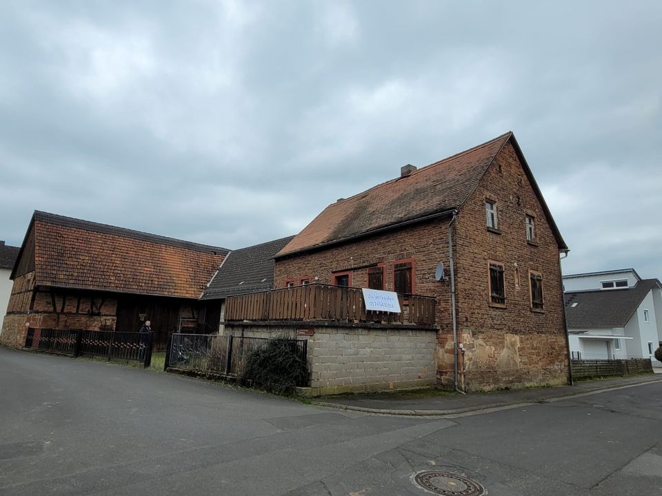 Bauernhof mit Garagen, Stall und Scheune in Kleinkahl