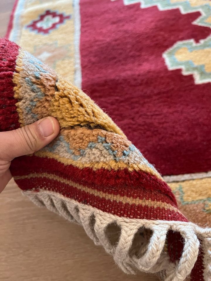 Handgefertigter Teppich aus Wolle  Betragt 120 cm  lange 185 cm in Hanau