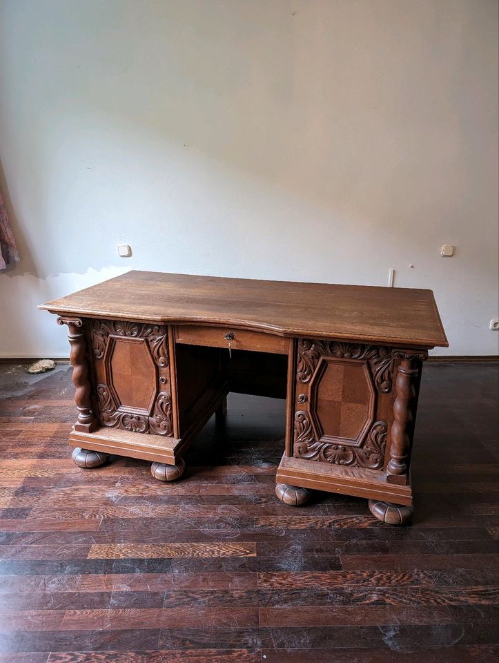 Schreibtisch mit Stuhl / Antik in München