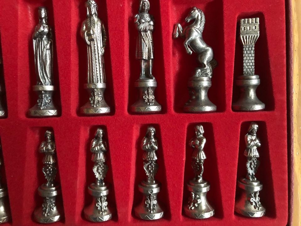 Historische Schachfiguren Metallguss Lilie Vintage in Alzenau