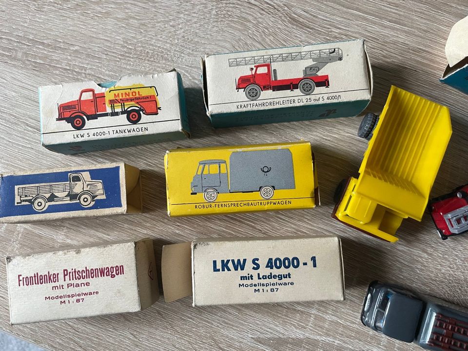 7 Stück alte DDR Spielzeug Modelle LKW ROBUR S4000 usw in OVP in Görlitz