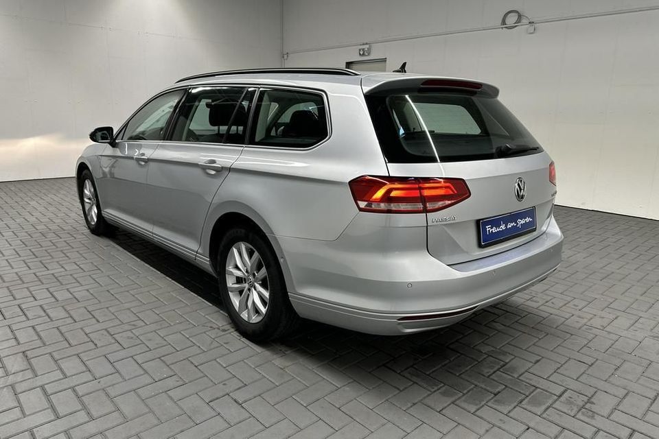 Volkswagen Passat Variant Leder/Navi/AHK/Massage/Parkassist in Langenweddingen