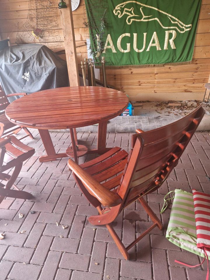 hochwertige Gartenmöbel mahagoniefabig Tisch zusammenklappbar und in Kisdorf