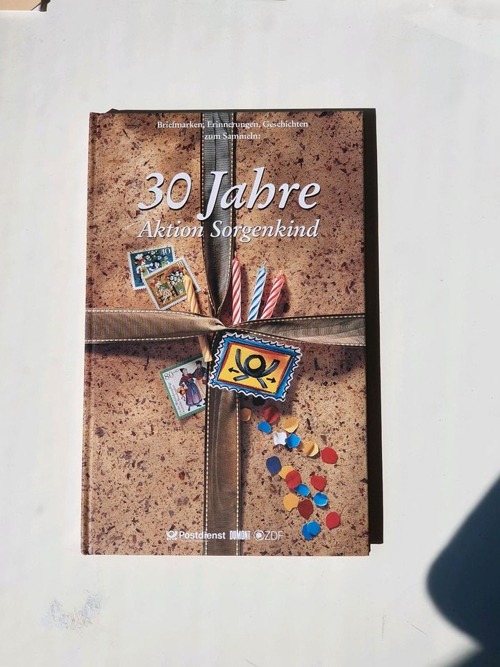 Briefmarken Buch Post 30 Jahre Aktion Sorgenkind mit Stempeln in Hoyerswerda