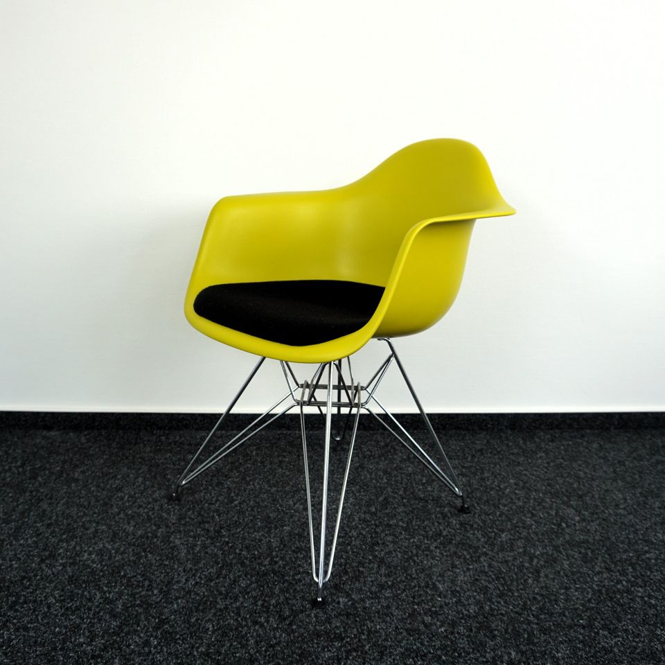 Vitra Eames DAR Design Stuhl | Besprechungsstuhl | gelb | schwarz in Mehringen