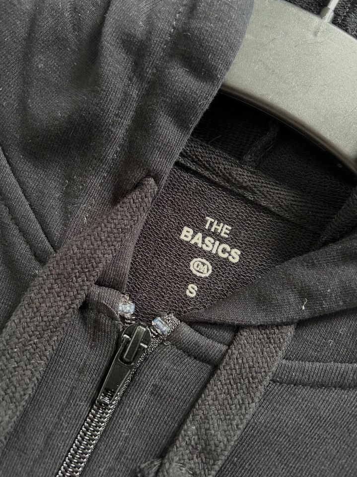 Zwei Sweatshirt Jacken schwarz und weiß XS/S in Ritterhude