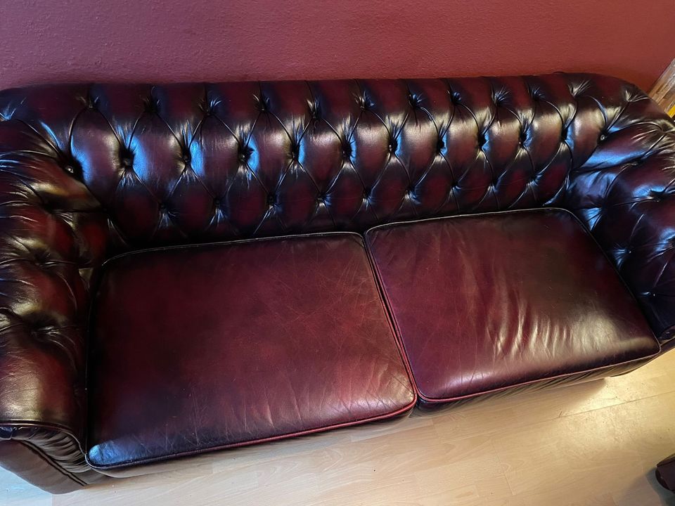 Original Chesterfield Couch Garnitur mit Tisch in Plochingen
