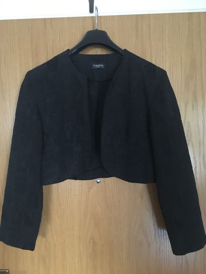 Schwarzes Bolero aus Paris , passend zum Kleid in meinen Anzeigen in Bedburg-Hau