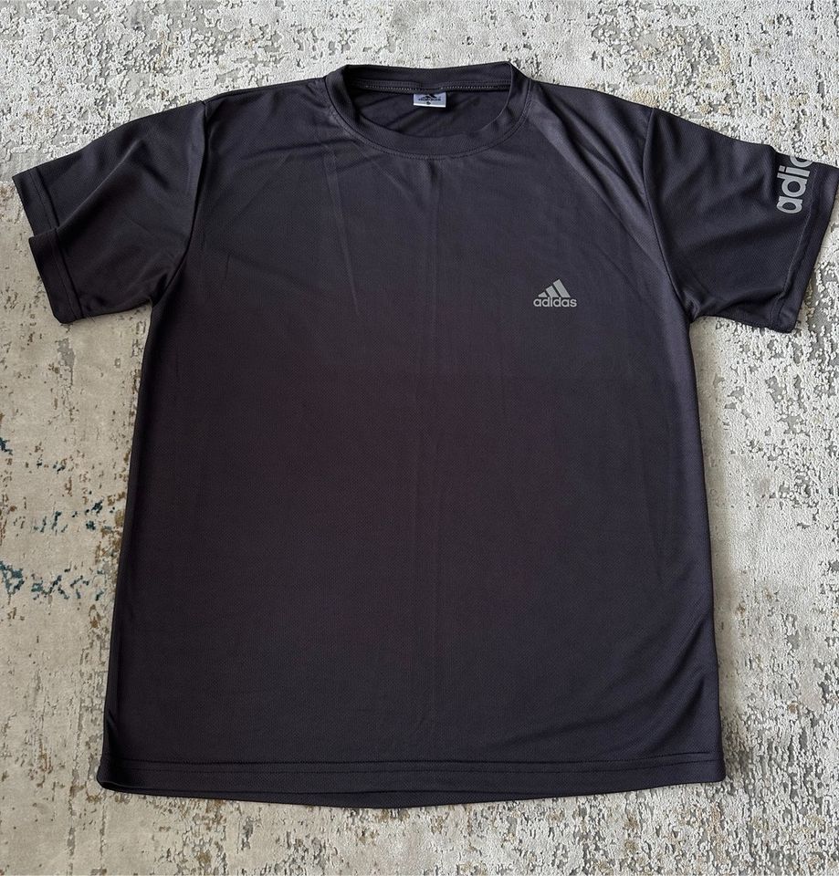 Herren Adidas T-Shirt Gr:S Neu Unbenutzt in Duisburg