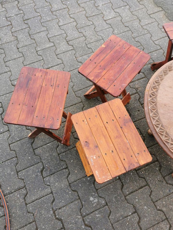 Spieltisch mit 6 Hocker aus massivem Holz in Hanau