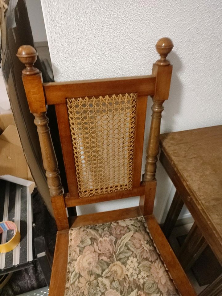 Alte Stühle retro Vintage Antiquitäten antik mit Gefecht in Zandt