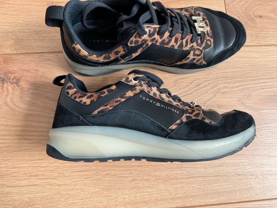 Tommy Hilfiger Sneaker Plateau Leo schwarz Leopard Größe 39 in Brilon