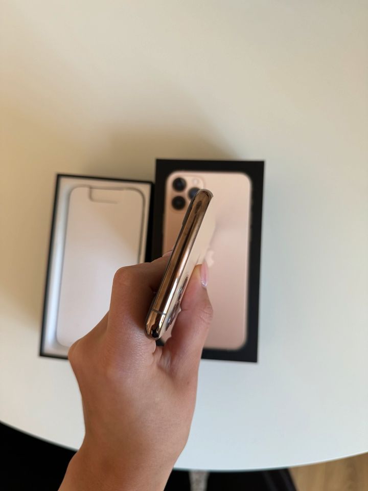 Apple IPhone 11 pro Gold 256 GB + 2 Cases in Hamburg