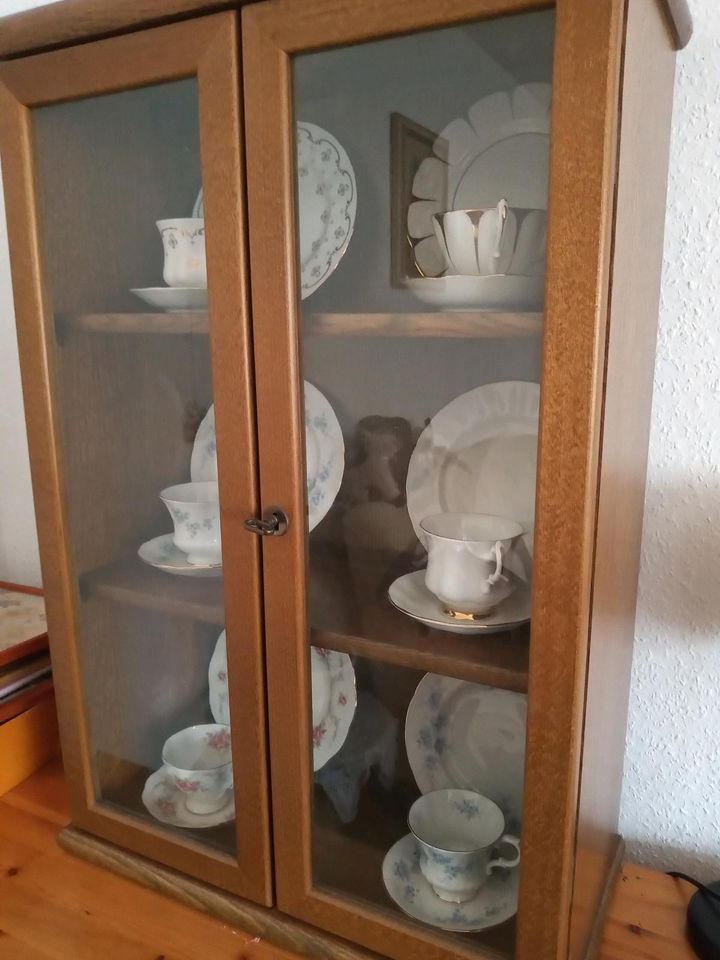 Sammel Kaffee Geschirr mit Vitrine in Schülldorf