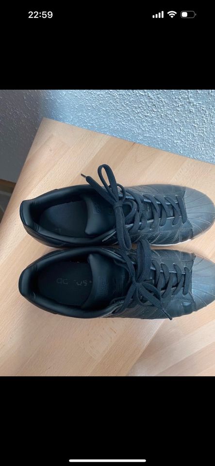 Adidas Superstar Echtleder Metallic-Optik schwarz, Größe 40 2/3 in Ratingen