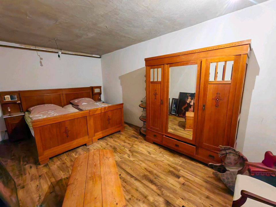 Antikes Schlafzimmer a. einem Berliner Schloß Kleiderschrank Bett in Neustrelitz