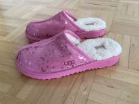 UGG Hausschuhe Mond- und Stern Muster in  pink Gr. 36 Bayern - Kleinostheim Vorschau