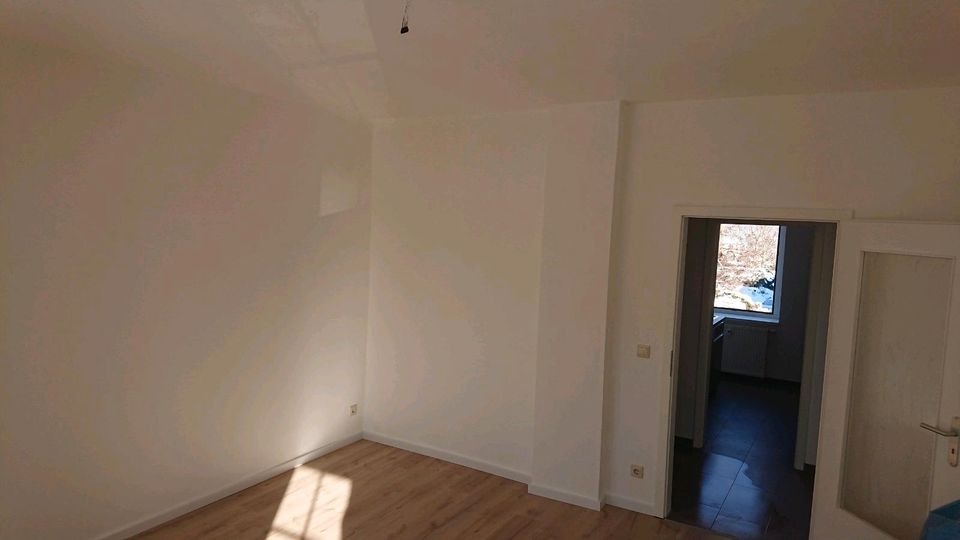 schöne, helle 3-Raum Wohnung 1. OG, mit Balkon u. Einbauküche EBK in Dresden