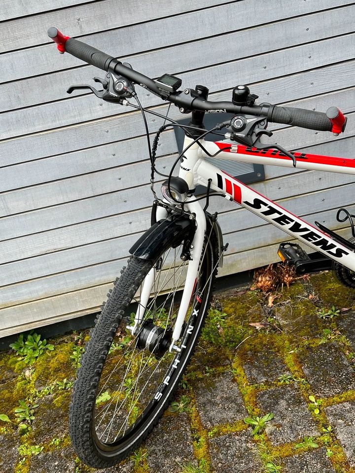 Stevens Kinder-/Jugend- Fahrrad 26-Zoll Rot-Weiß in Schotten