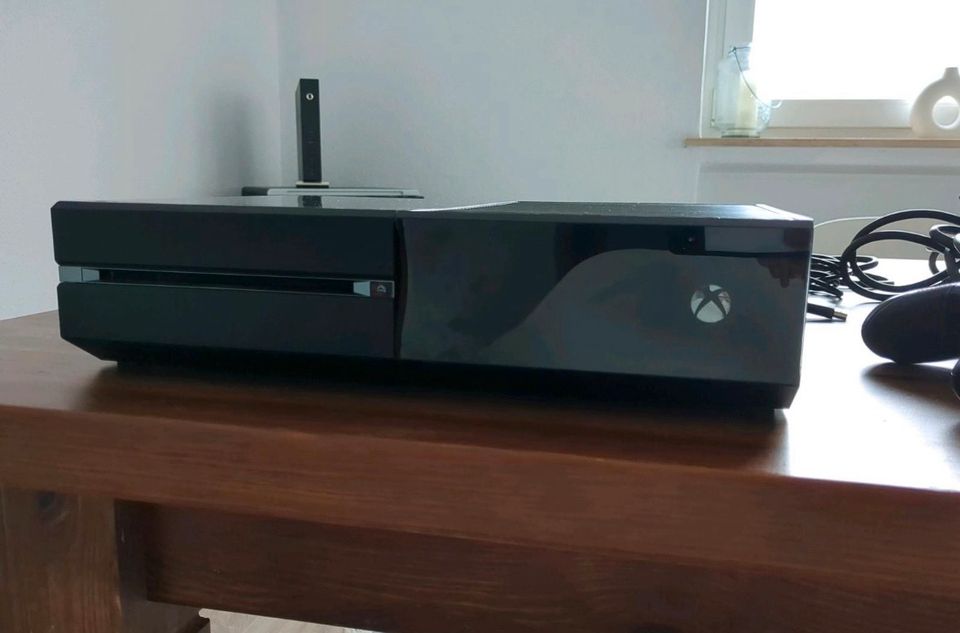 Xbox One mit Kinect und 2 Controller in Detmold